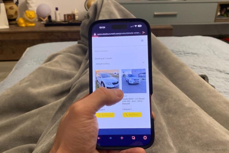 Un tânăr indecis care încearcă să ia o decizie de cumpărare online, analizând opțiunile de pe ecran.